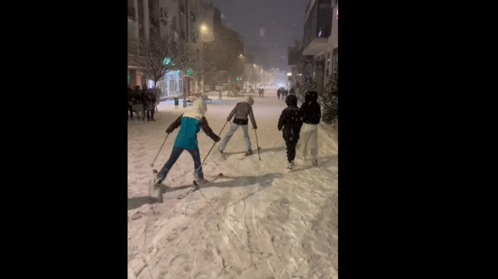 "Podsetile smo roditelje na njihove smicalice iz mladosti": Dve gimnazijalke skijale na ulicama u centru Vranja 1