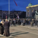 "Vučić izdajnik", "Vojsko, policijo, zaustavite izdaju, branite ustav, stanite uz narod": Protest ispred Skupštine Srbije protiv evropskog predloga za pitanje KiM (FOTO) 7