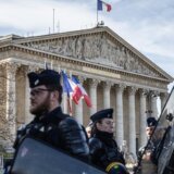 Francuska i protesti: Makron na silu uvodi promene - u penziju dve godine kasnije 1