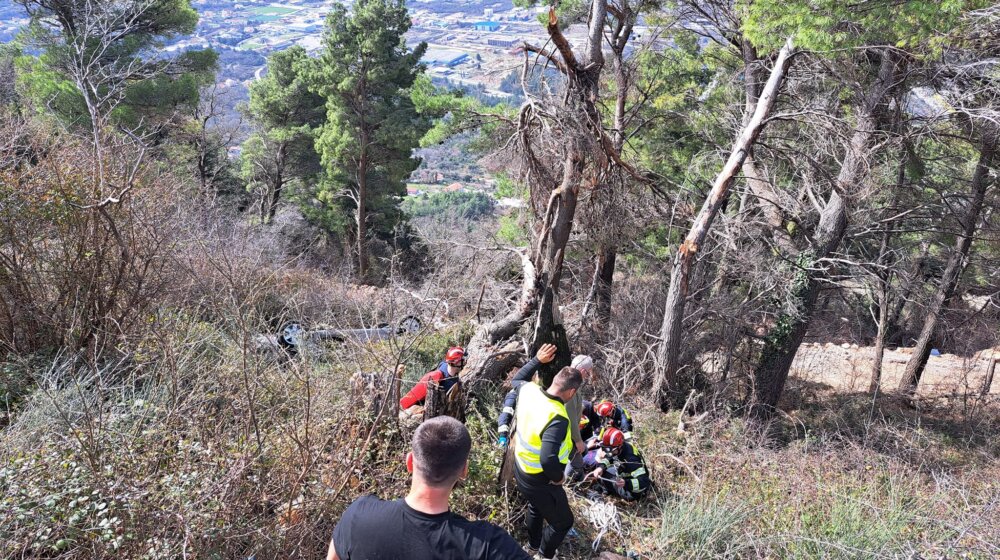 Automobil sleteo u provaliju iznad Kotora, spašene dve osobe 1