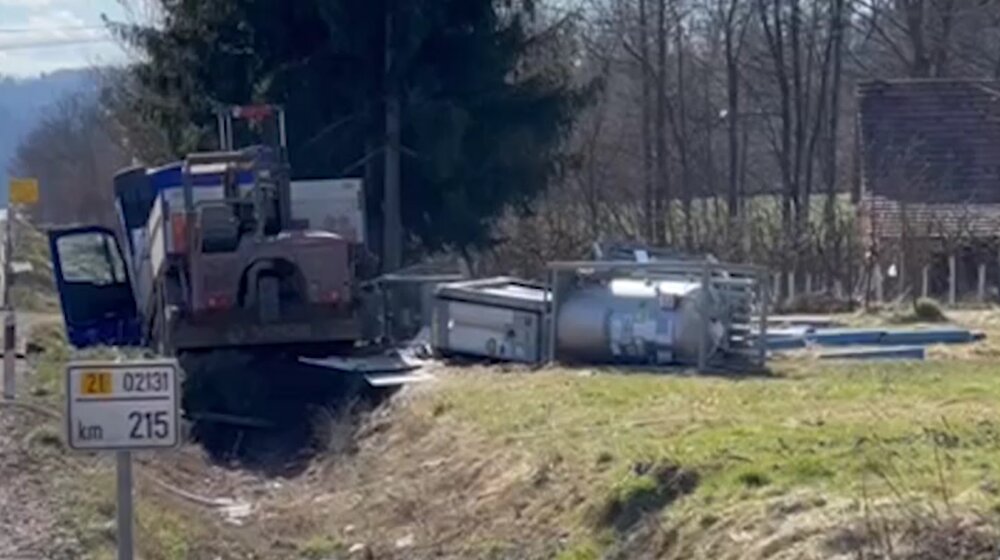 Prevrnula se cisterna sa azotom pored puta Požega–Arilje: Povređen vozač 1