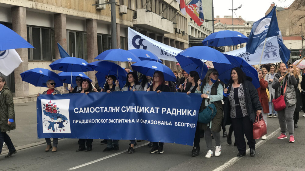 "Nećemo život na rate, hoćemo život od plate": Protest zaposlenih u beogradskim vrtićima (FOTO) 1