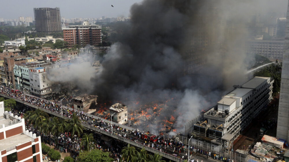 Ogroman požar na pijaci u Daki, angažovane stotine vatrogasaca 1