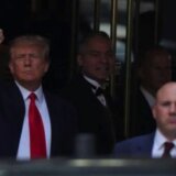 Amerika i Donald Tramp: Bivši predsednik u Njujorku zvanično uhapšen, ispred zgrade i pristalice i demonstranti 6
