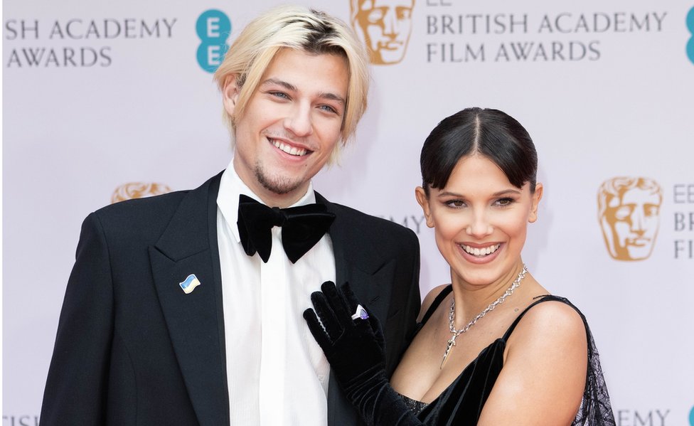 Bonđovi i Mili Bobi Braun prisustvovali su dodeli Bafta nagrade u Londonu marta 2022. godine