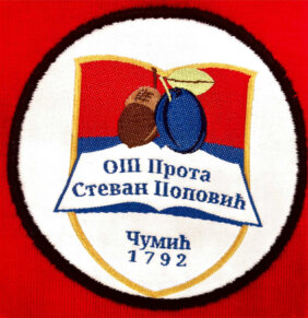 Kako su u osnovnoj školi u Čumiću kod Kragujevca đaci „uveli” uniforme: Plave i crvene su, i na njima je grb u obliku žira 4