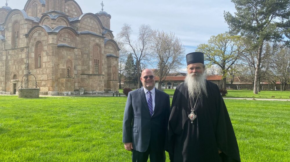 Hovenijer sa vladikom Teodosijem u Gračanici: Incident paljevine crkve u Prizrenu zabrinjavajuć, vlast da istraži 1