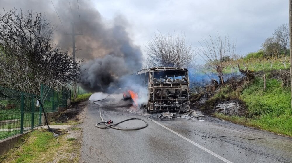 (VIDEO) Izgoreo Lastin autobus u Grockoj, deo naselja bez struje i interneta 1