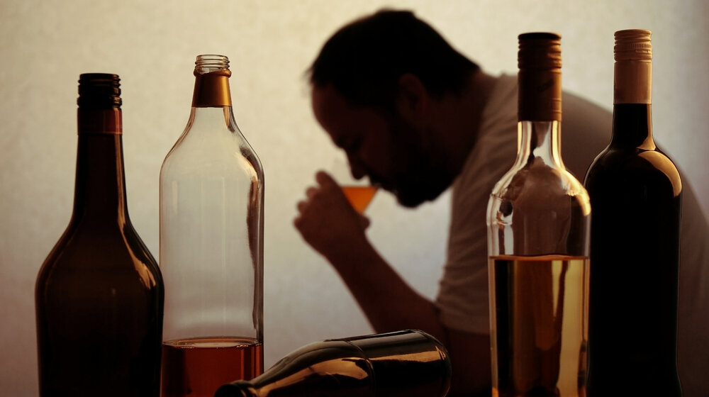 Desetine ljudi preminulo u Indiji zbog konzumiranja nelegalno proizvedenog alkohola 1