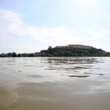 Dunav se izlio kod Novog Sada, poplavljene vikendice uz obalu (FOTO) 11