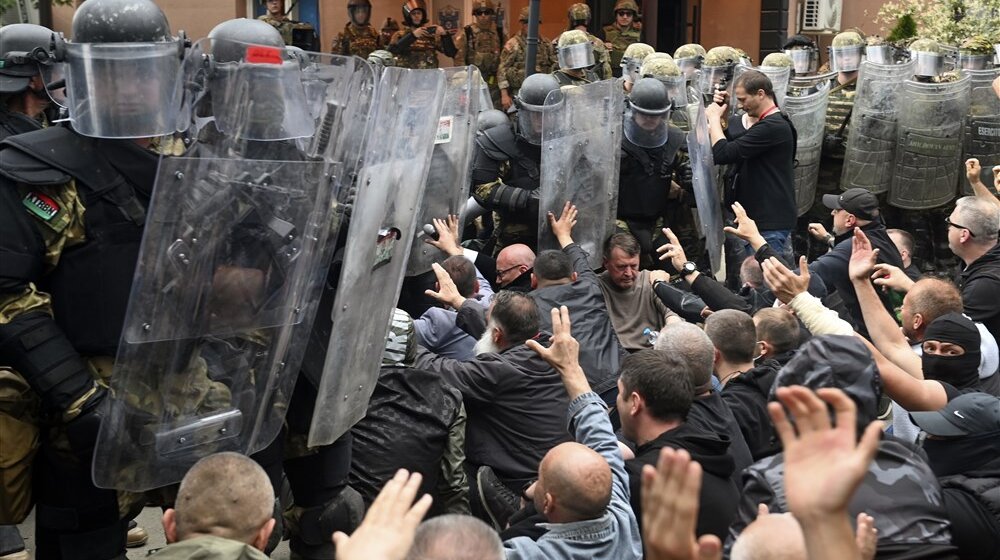 Kosovska policija uhapsila petoro zbog nasilja u Zvečanu, tvrdi da se Severom kreću „organizovane kriminalne bande“ 1