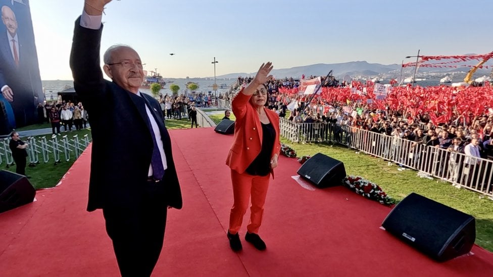 Kemal Kilicdaroglu on stage with his wife