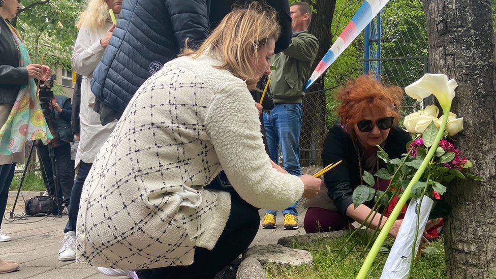 Građani ispred škole pale sveće i ostavljaju cveće