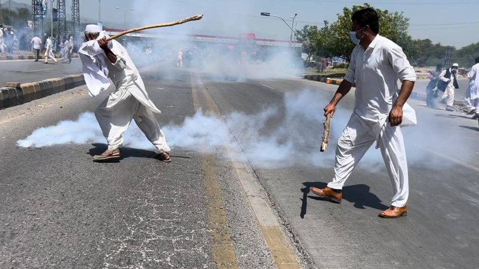 Police use tear gas shells against supporters of Imran Khan