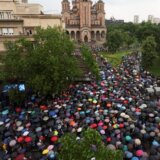 Srbija i protesti: Hiljade ljudi pod kišobranima zahteva promene, ostavke, „prsten" oko RTS-a 3