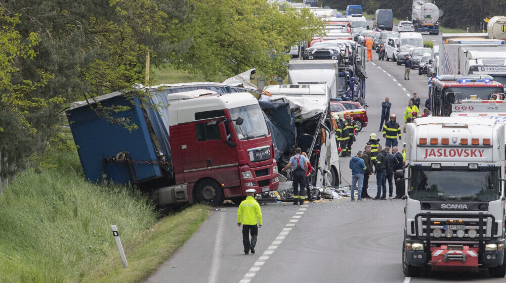 Jedna osoba stradala, 59 povređeno u sudaru kamiona i autobusa u Slovačkoj 1