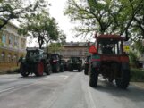 Subotički poljoprivrednici radikalizovali protest: U centru grada 45 traktora, tokom dana još dve blokade Štrosmajerove ulice 8