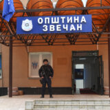 KFOR rasporedio svoje vojnike ispred zgrade Opštine Zvečan, specijalci kosovske policije sa blindiranim vozilima i dalje prisutni 5