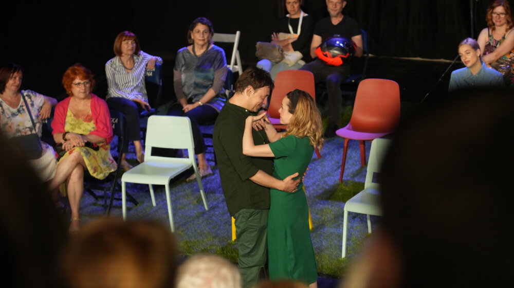 Predstava "Pluća" gostuje u Švedskoj: Duhovita priča o zaljubljenom paru koji strahuje od egzistencijalne i ekološke katastrofe 1