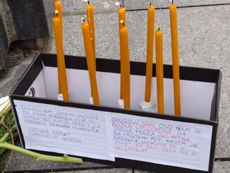 Sada svi da zaćutimo: Pomen žrtvama beogradske tragedije na Đačkom trgu u Kragujevcu 5