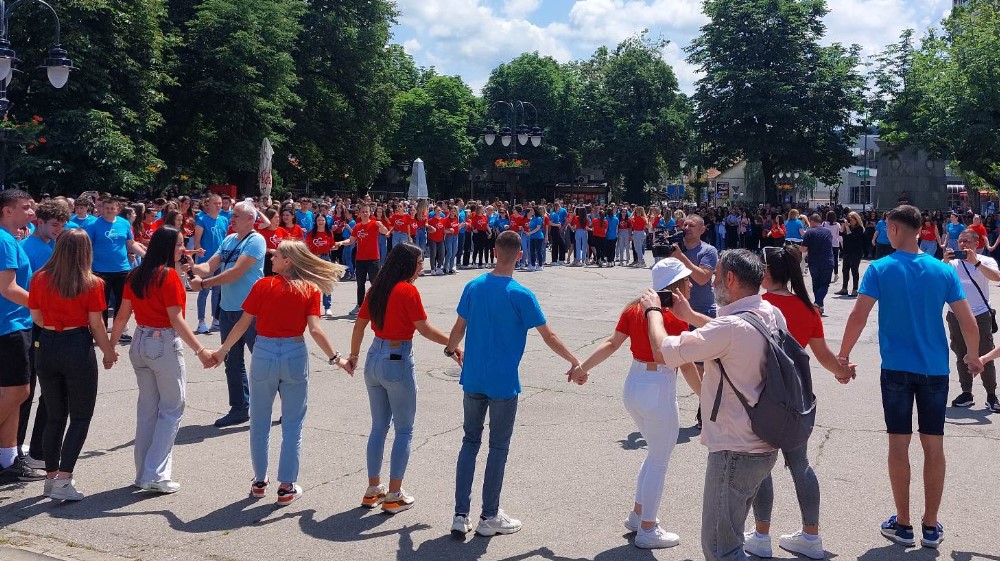 Zaječarski maturanti plesali uz Kraljevo kolo 1