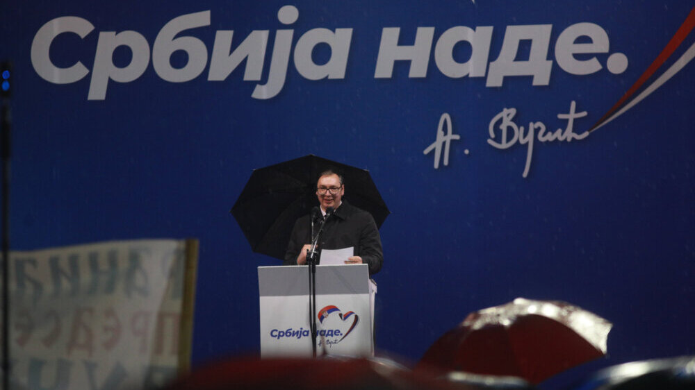 Kišni čovek: Kako se Vučić od parade Putinu do SNS mitinga u petak „posvađao“ sa kišobranima (VIDEO, FOTO) 3