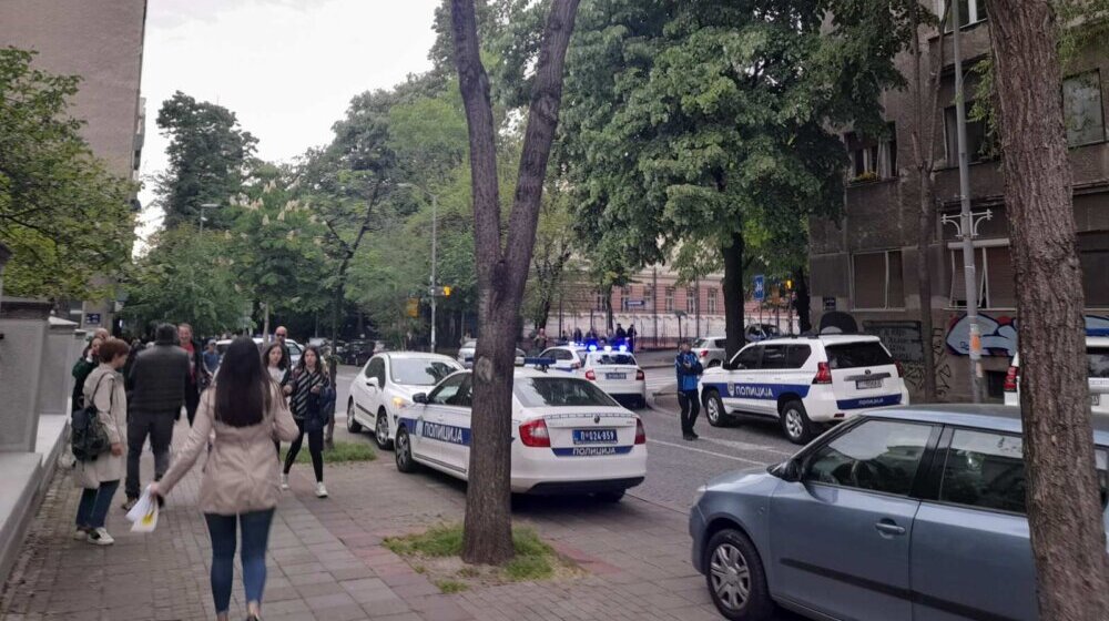 Na mestu pucnjave na Vračaru brojna vozila hitne pomoći i policije (FOTO) 1
