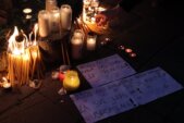 Građani upalili hiljade sveća na skupu ispred škole u kojoj se desila tragedija (FOTO) 9