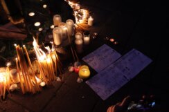 Građani upalili hiljade sveća na skupu ispred škole u kojoj se desila tragedija (FOTO) 10