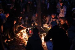 Građani upalili hiljade sveća na skupu ispred škole u kojoj se desila tragedija (FOTO) 11