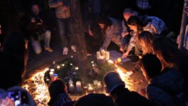 Građani upalili hiljade sveća na skupu ispred škole u kojoj se desila tragedija (FOTO) 12