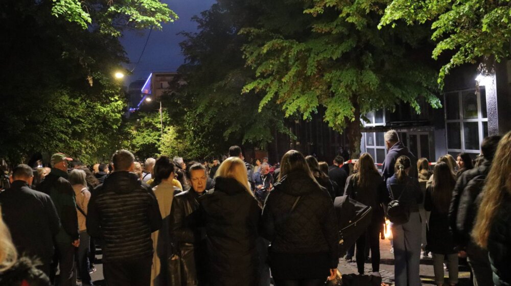 Građani upalili hiljade sveća na skupu ispred škole u kojoj se desila tragedija (FOTO) 1