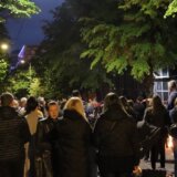 Građani upalili hiljade sveća na skupu ispred škole u kojoj se desila tragedija (FOTO) 4