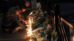 Građani upalili hiljade sveća na skupu ispred škole u kojoj se desila tragedija (FOTO) 2