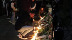Građani upalili hiljade sveća na skupu ispred škole u kojoj se desila tragedija (FOTO) 3