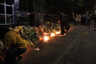 Građani upalili hiljade sveća na skupu ispred škole u kojoj se desila tragedija (FOTO) 6