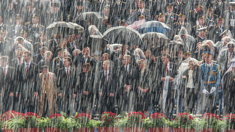 Kišni čovek: Kako se Vučić od parade Putinu do SNS mitinga u petak „posvađao“ sa kišobranima (VIDEO, FOTO) 2