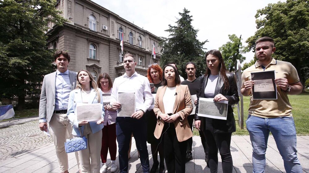 Stranke na pisarnici u Predsedništvu isporučile poruke građana: Vučiću, pročitaj šta demonstranti žele 1
