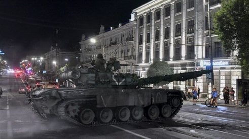 Meštani se slikali sa vojnicima i tenkovima: Kako je izgledalo povlačenje Vagnera iz Rostova na Donu (FOTO) 14