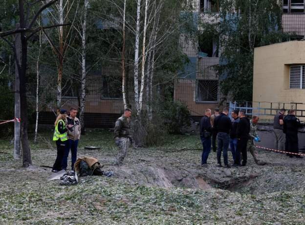 Službenici blizu kratera u krugu klinike