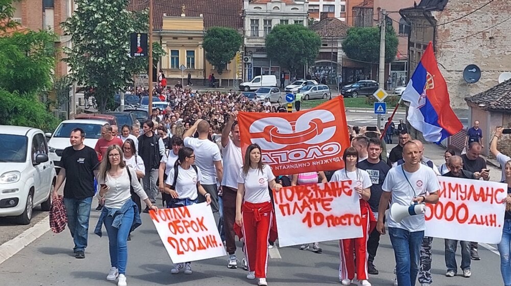 Radnici fabrike „Falc East“ krenuli u protestnu šetnju Knjaževcom