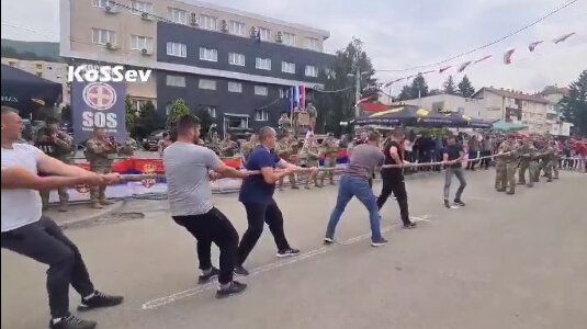 Kako je izgledala vuča konopca između Srba i vojnika KFOR-a u Leposaviću: Reagovala i američka ambasada (VIDEO) 1