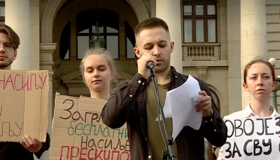 Student Blagoje Rozgić na protestu „Srbija protiv nasilja“: “Ne želimo Nušićevu Srbiju, gde su na čelu Gospođa Ministarka i Sumnjivo lice” 1