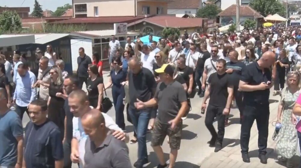 Više hiljada ljudi na protestu u Gračanici, prisutan i Kfor, Vučević stigao u bazu Jug 1
