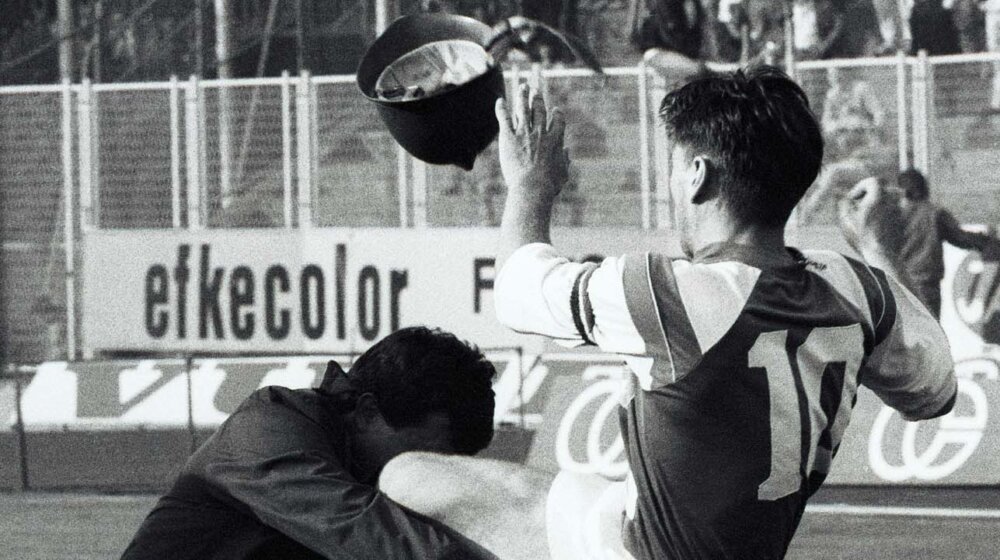 Maksimir, fotografija Emil Vas, 13. maj 1990. Na fotografiji je prikazan trenutak u kom kapiten Dinama Zvonimir Boban napada milicionera Refika Ahmetovica foto Emil Vas