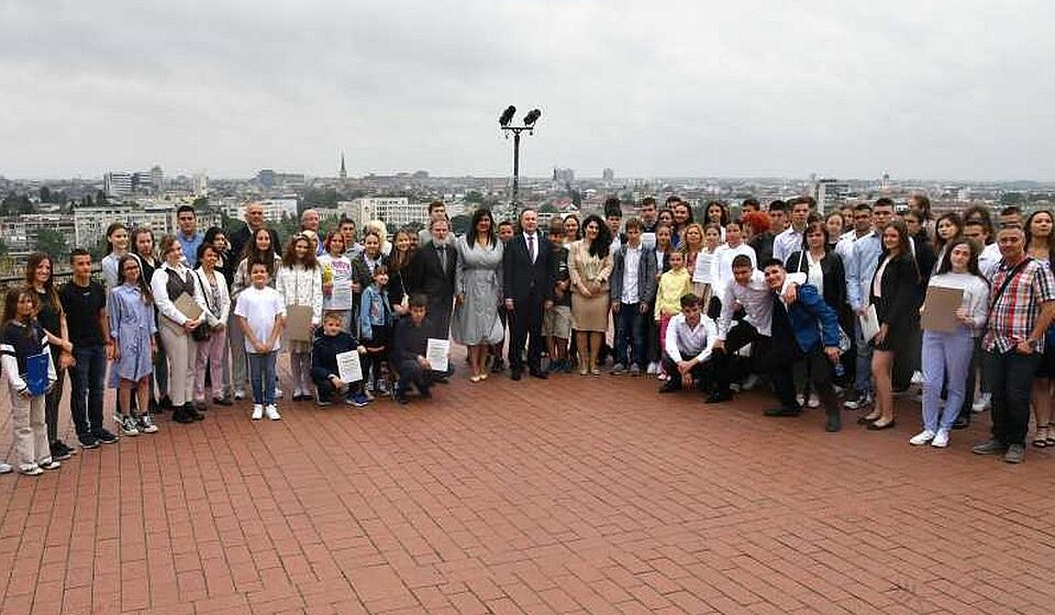 Novi Sad: Dodeljene Vidovdanske nagrade najboljim učenicima na Petrovaradinskoj tvrđavi 1