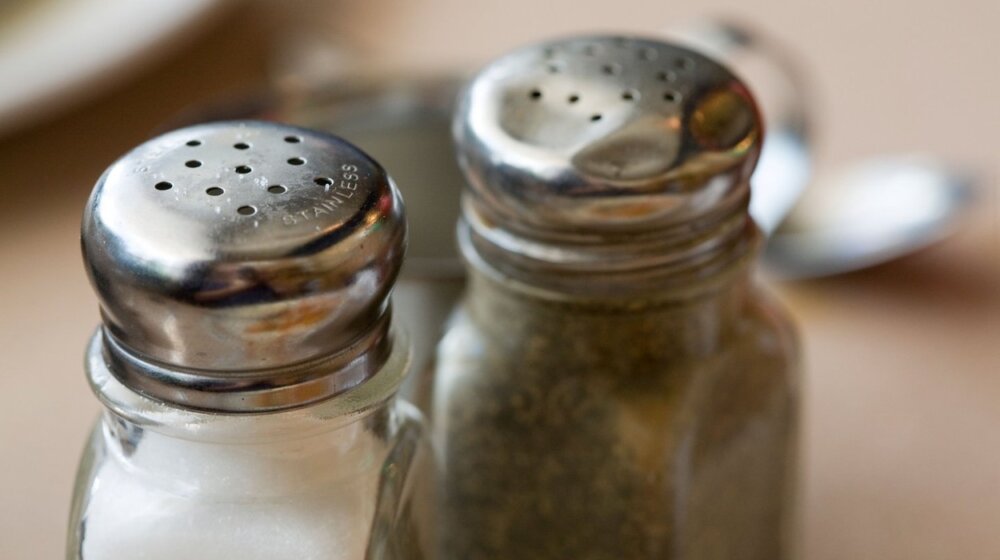 Ovako se pravilno koristi slanik: Većina nas soli hranu na pogrešan način 1