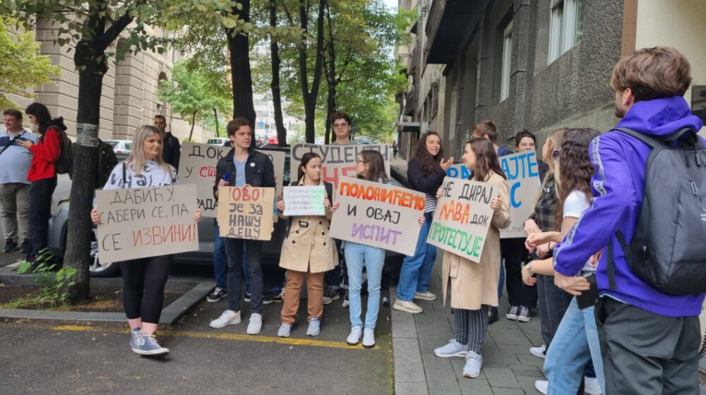 Grupa "Studenti protiv nasilja" protestovala ispred Ministarstva u kome radi Đorđe Dabić (FOTO) 1