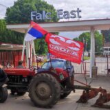 “Nemamo novac za kavijar kao naš menadžment, spremaćemo pasulj u kazanu”: Radnici Falk Ista traktorom i automobilima blokirali ulaz fabrike 8