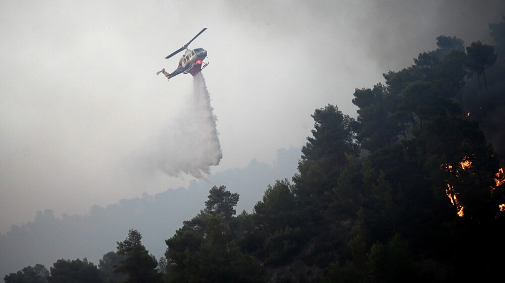 Požar zahvatio borovu šumu kod Pljevalja, vojni helikopter uključen u gašenje 1